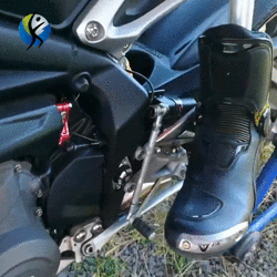 prothèse de cuisse sur une moto adaptée pour le handicap en bretagne et en normandie
