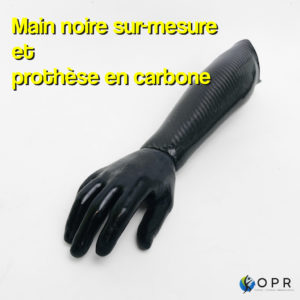 Main noire sur-mesure et prothèse de bras en carbone