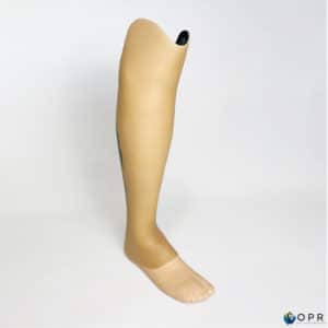 prothèse en silicone avec un tatouage personnalisé Aqualeg pour cette prothèse de jambe en carbone par les prothésistes OPR a rennes, avranches et Saint lo