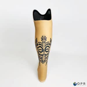 prothèse en silicone avec un tatouage personnalisé Aqualeg pour cette prothèse de jambe en carbone par les prothésistes OPR a rennes, avranches et Saint lo