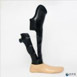 prothèse de jambe pour amputation longue avec système boa pour les variations de volume du moignon, fabriquée par nos équipes en bretagne a rennes et en normandie à saint lo et avranches