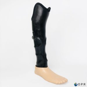 prothèse de jambe pour amputation longue avec système boa pour les variations de volume du moignon, fabriquée par nos équipes en bretagne a rennes et en normandie à saint lo et avranches