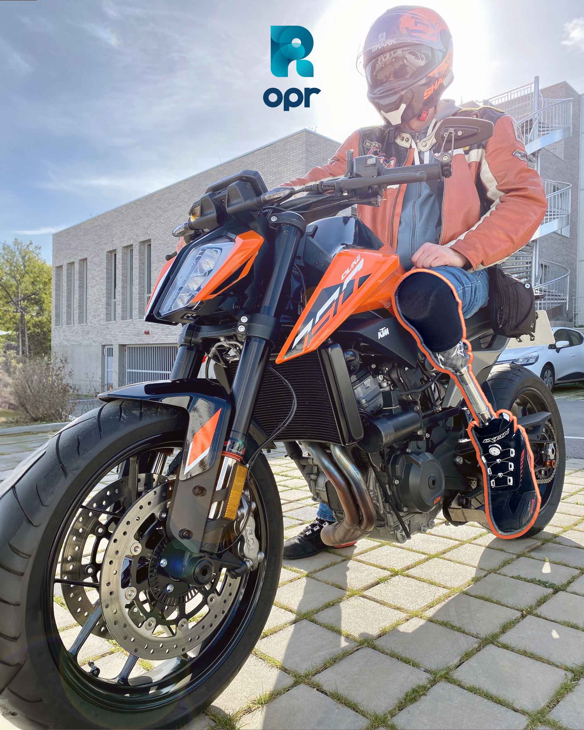 frédéric amputé tibial sur sa moto orange
