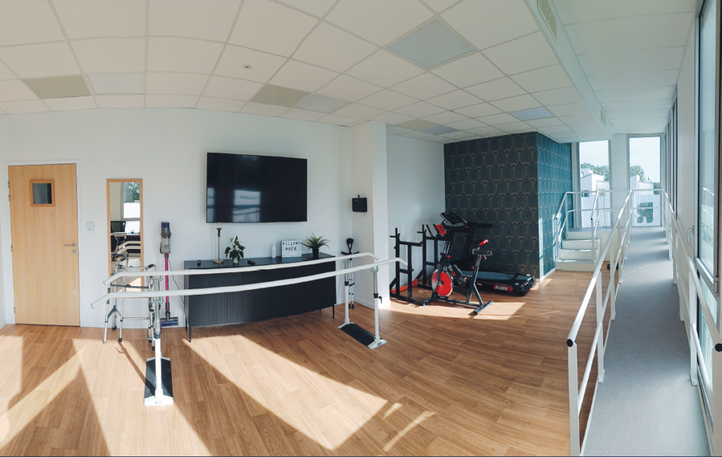 Salle de marche OPR Rennes, avec tapis de course, vélo d'appartement, plateau de marche avec une pente et des escalier, barre parallèle, Télé XXL.